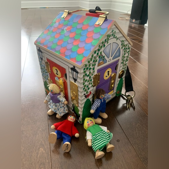 Melissa & Doug Wooden Doorbell House with characters - Picture 6 of 10